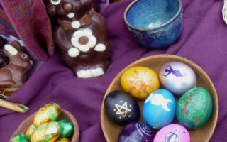 oeufs peints, lapin en chocolat et bol à libations