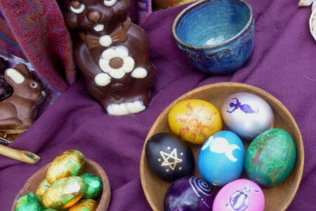 oeufs peints, lapin en chocolat et bol à libations