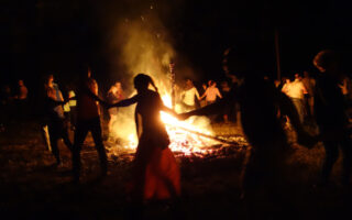 ronde de danseur autour d'un feu nocturne