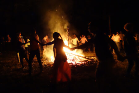 ronde de danseur autour d'un feu nocturne